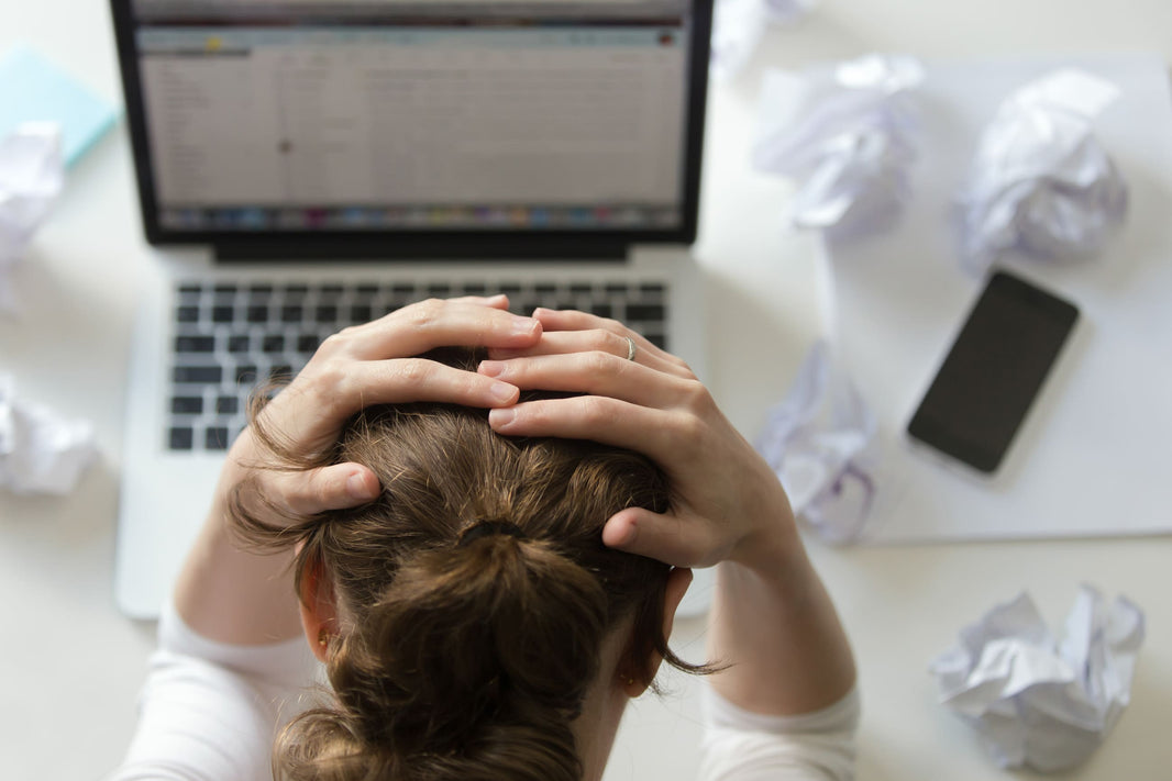 Imprenditrice disperata davanti al computer a causa degli errori comuni negli ecommerce